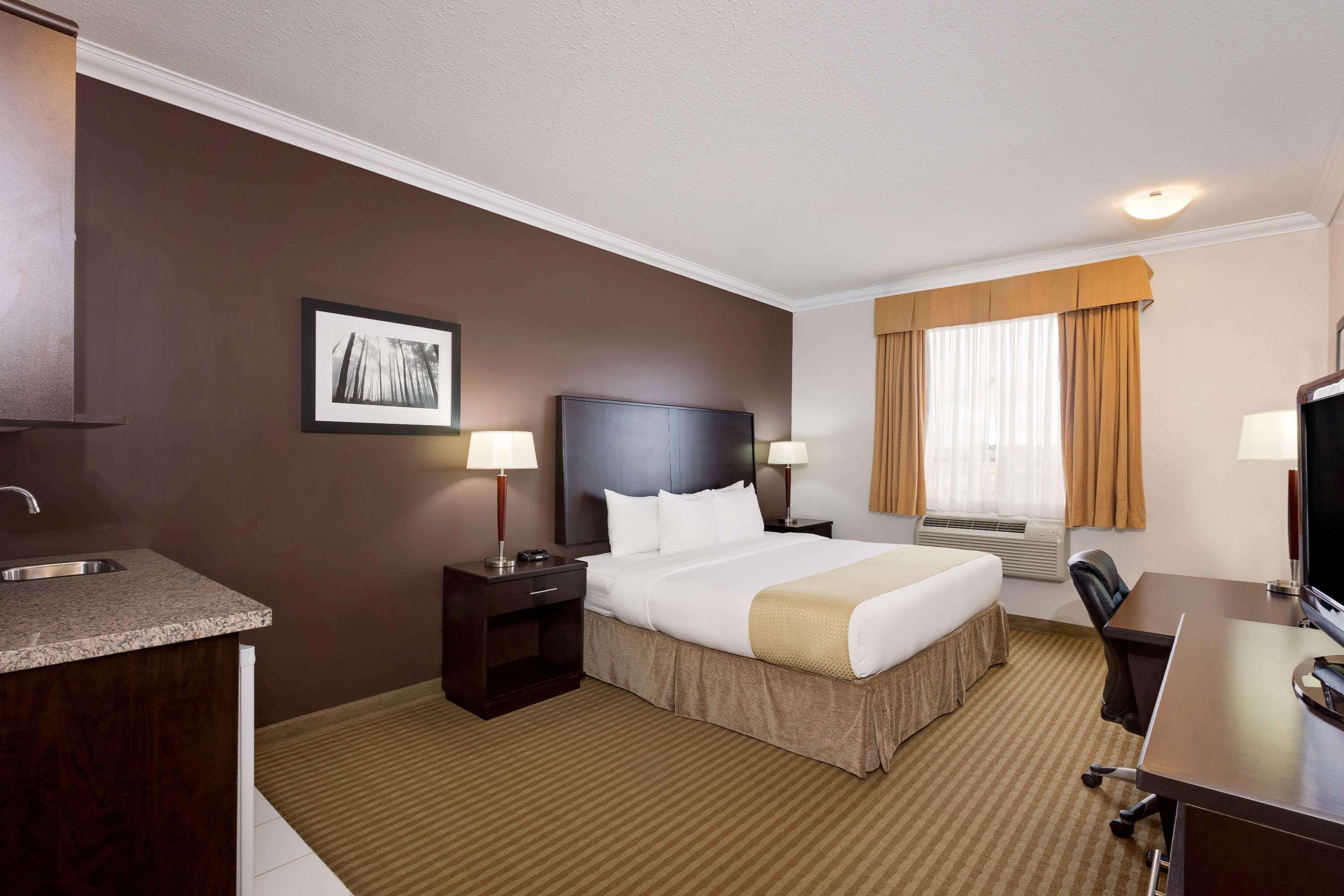Ramada By Wyndham Cold Lake Luaran gambar