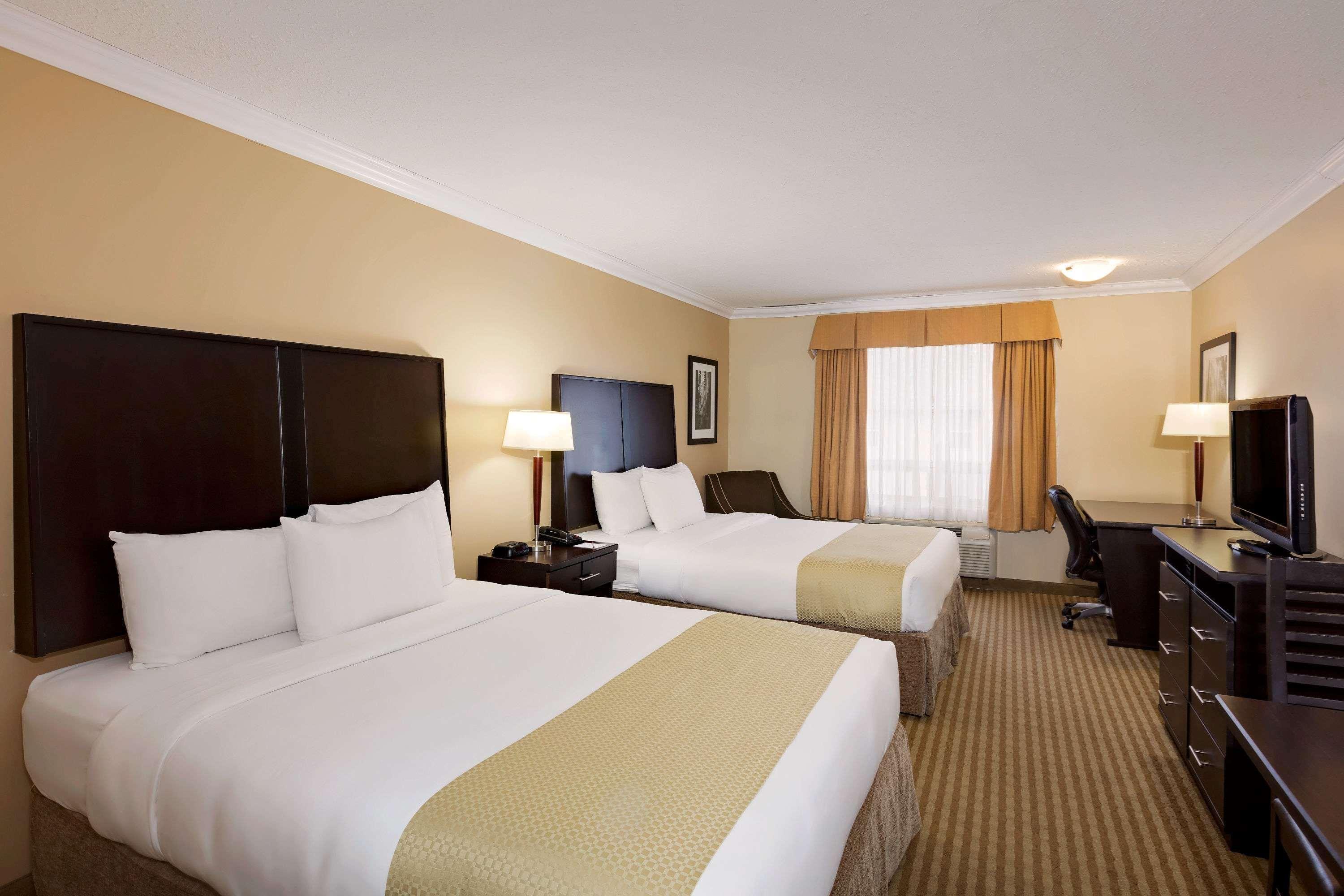 Ramada By Wyndham Cold Lake Luaran gambar
