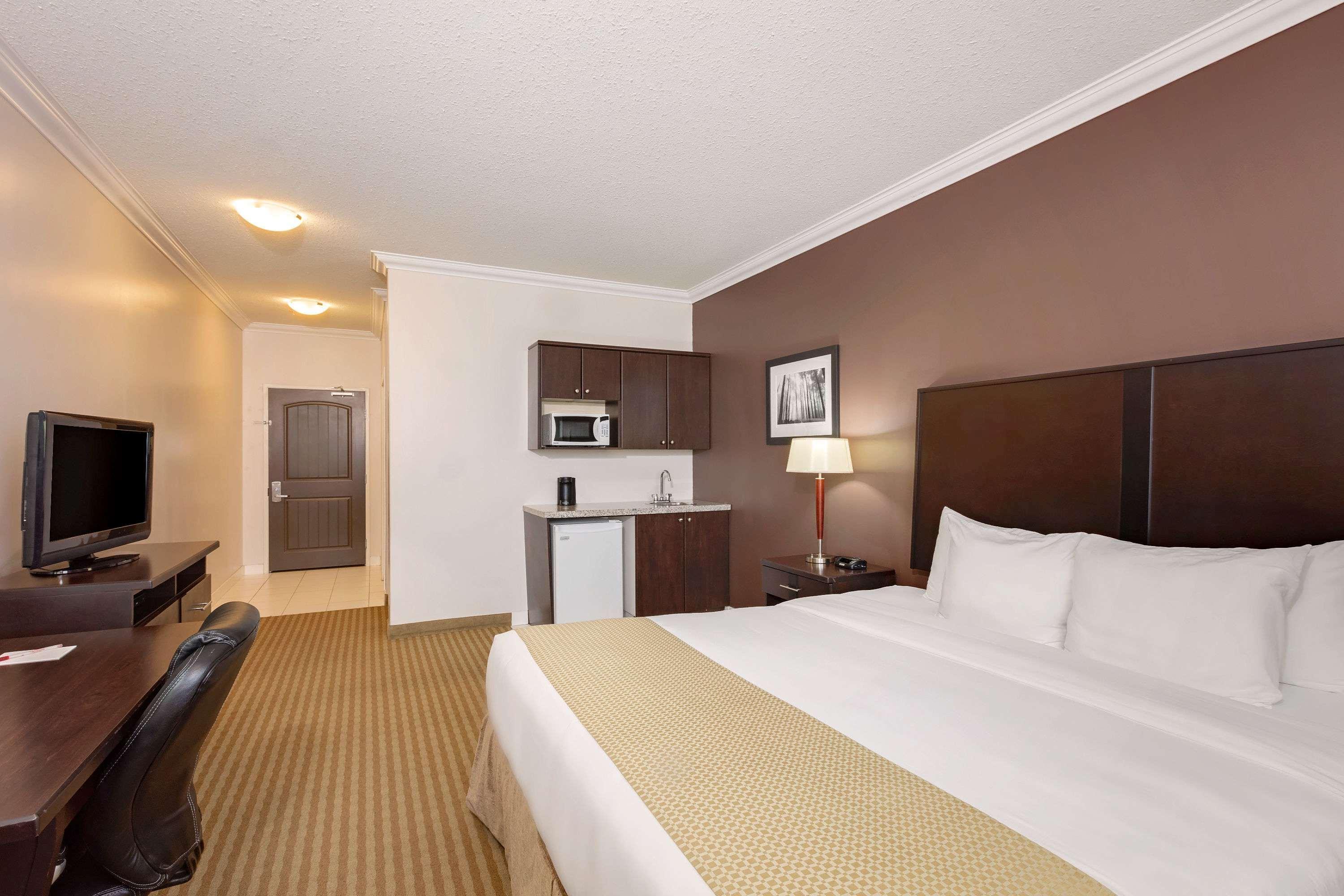Ramada By Wyndham Cold Lake Luaran gambar