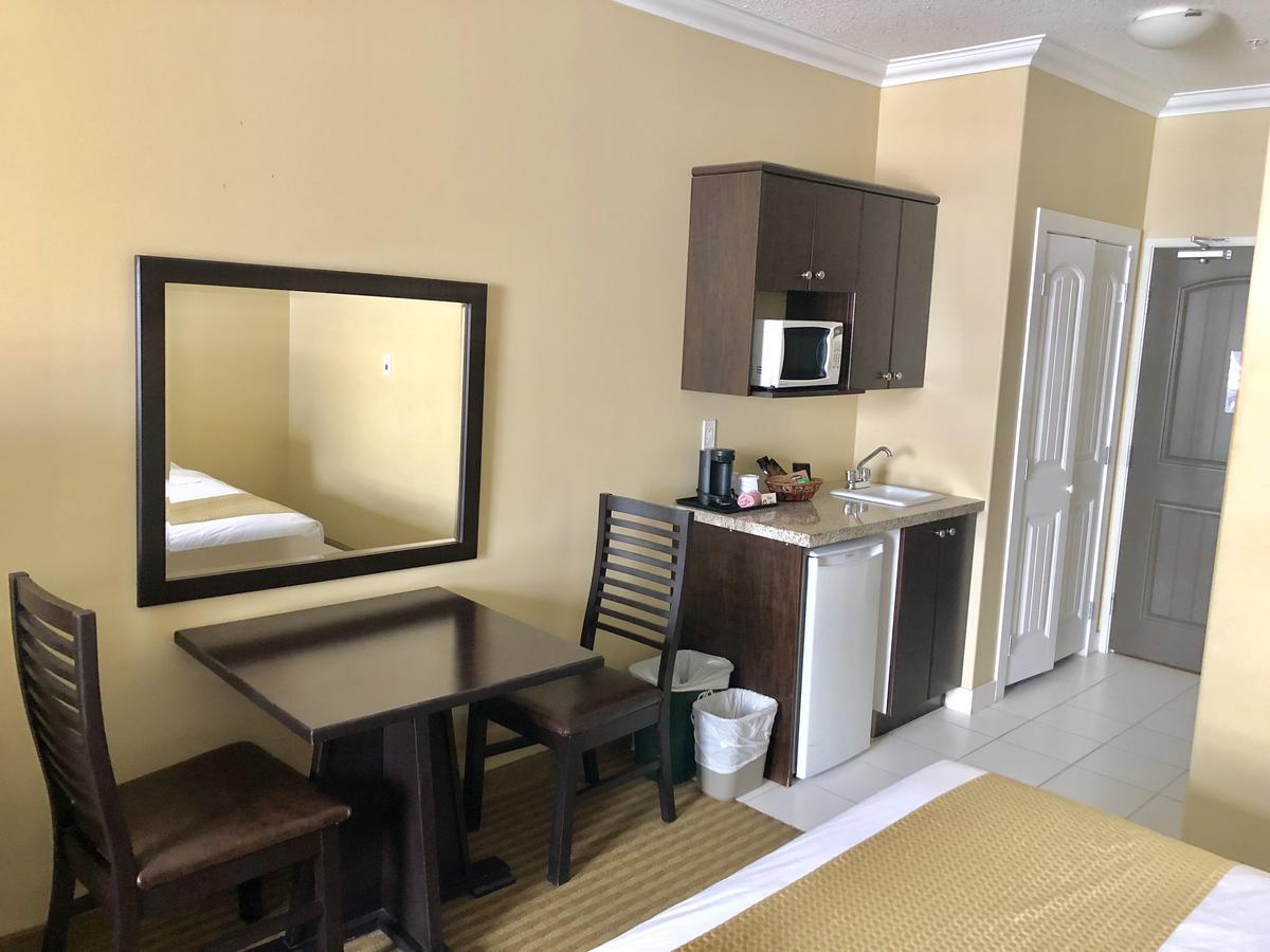 Ramada By Wyndham Cold Lake Luaran gambar