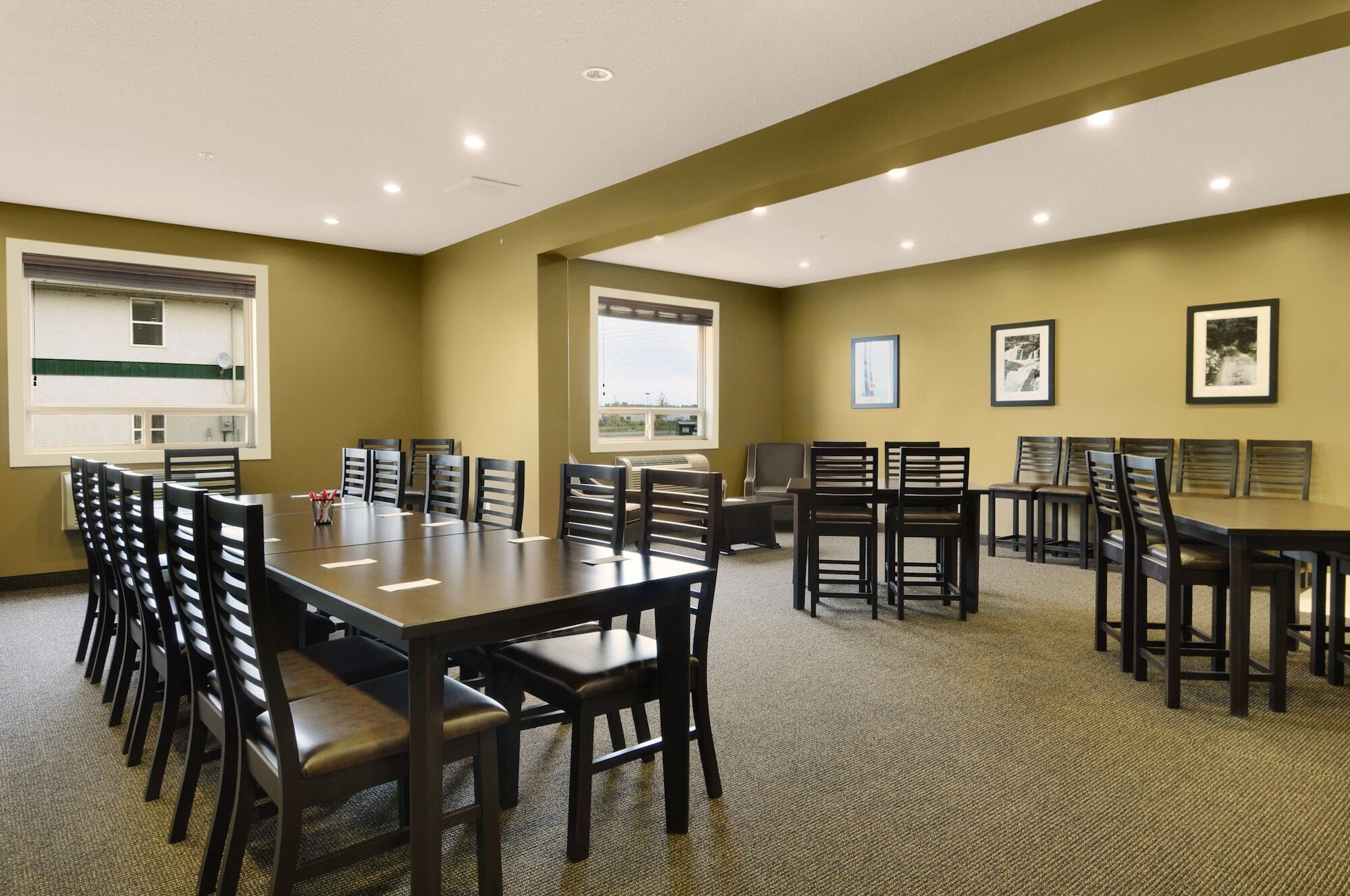 Ramada By Wyndham Cold Lake Luaran gambar